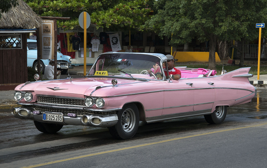 Cadillac Eldorado convertible en color rosa y del ano 1959